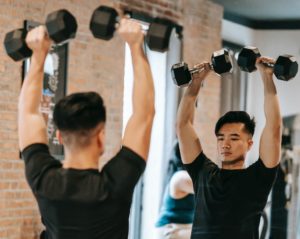 man shoulder press standing